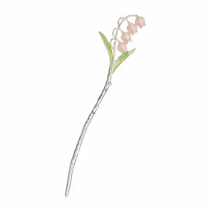 Eleganter Maiglöckchen-Haarstab mit rosa Blütenknospen und grünen Blattdetails