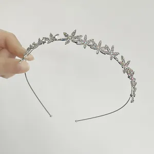 Dettaglio del cerchietto floreale argento con strass AB scintillanti in mano