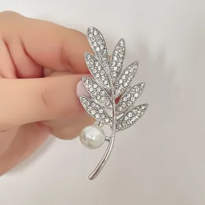 Broche élégante en forme de feuille avec perle blanche et oxydes de zirconium scintillants