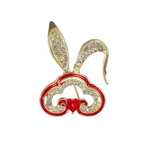 Broche lapin dorée tendance avec pierre cœur rouge et détails en cristaux brillants