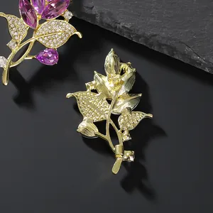 Eleganter Orchideen-Anstecknadel mit lila Kristallen und Goldblättern für Damenmode