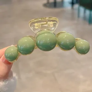Pinza per capelli con perle verde salvia con base trasparente e molla in metallo