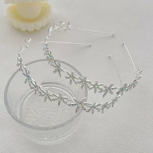 Cerchietto per capelli a fiore argento con strass iridescenti per acconciatura sposa