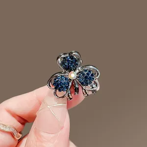 Eleganter Mini-Kleeblatt Haarklammer mit blauen Strasssteinen und schillerndem Stein