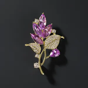 Detaillierte Nahaufnahme einer luxuriösen Kristall-Orchideen-Brosche mit lila Markise-Blüten