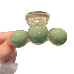 Elegante molletta per capelli con perle verdi e base trasparente per acconciature