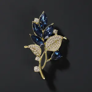 Edle Orchideenblatt-Brosche in Gold mit dunkelblauen Kristallen und Strasssteinen