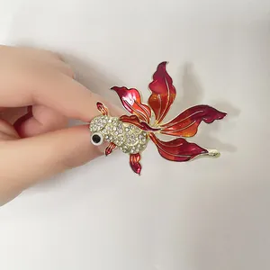 Broche Poisson Rouge Style Chinois Vintage Pour Femme Luxe Alliage Strass Incrusté Épingle Koi Rouge Émail Broches Animaux Bijoux