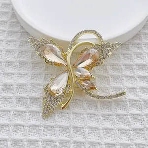 Élégante Broche Papillon pour Femmes Alliage de Zinc Incrusté de Strass Champagne et Cristal Accessoires de Costume Bijoux