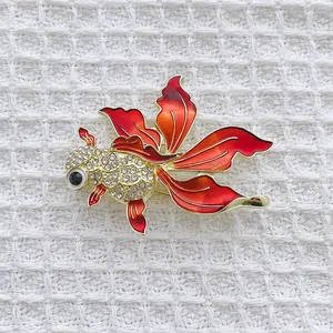 Broche luxueuse de poisson rouge style chinois avec émail rouge et cristaux brillants