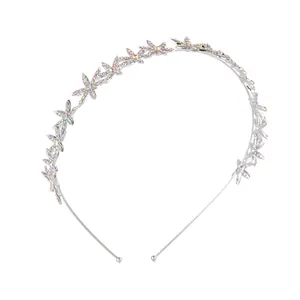 Cerchietto floreale in metallo argento con strass cangianti su sfondo bianco neutro