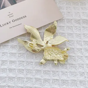 Vue arrière d'une luxueuse broche poisson rouge vintage avec épingle en métal doré