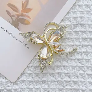 Élégante broche papillon en cristal champagne et base dorée pour veste de costume