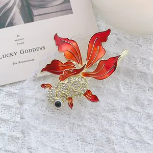 Broche poisson rouge de luxe avec émail rouge et cristaux brillants sur support