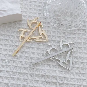 Pinzas para el cabello punk Y2K de metal con diseño de corazón de llama irregular