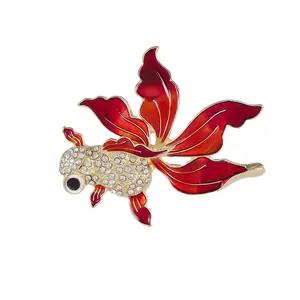 Broche luxueuse de poisson rouge style chinois avec émail rouge et perles étincelantes
