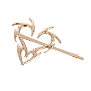Pinza para el pelo corazón de llama dorada estilo punk Y2K con diseño metálico moderno