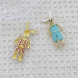 Broche de conejo animado con diamantes de imitación y esmalte, vista frontal y posterior