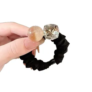 Elastico per capelli nero elegante con perla ambrata e ciondolo in cristallo lucido
