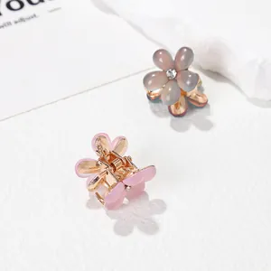 Mini pinces à cheveux camélia rose et violette avec base dorée et petits cristaux