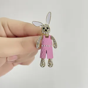 Lindo broche de conejo con mono rosa, pedrería blanca y perlas en aleación dorada