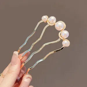 Elegante pettine per capelli dorato con cinque perle bianche e design in metallo a tre punte