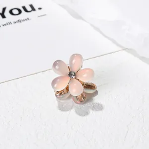 Mini pince à cheveux camélia avec pétales en résine rose et zircon sur base dorée