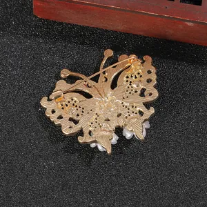 Goldene Schmetterlingsbrosche mit Hohlmusterschnitzerei und Perlen für Qipao