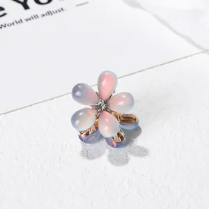 Mini pince à cheveux camélia avec pétales en résine rose dégradé et base en métal