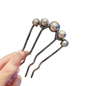 Elegante pettine per capelli argento con strass scintillanti e perle grigie per acconciature