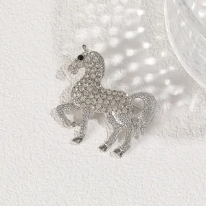 Elegante spilla a cavallo argento con strass scintillanti in posa da corsa per donne