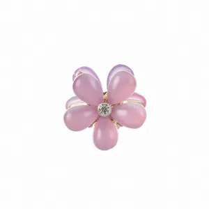 Mini pince à cheveux camélia en résine rose avec métal doré et centre en zircon