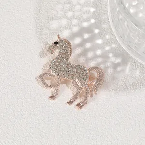 Elegante spilla a forma di cavallo con cristalli bianchi e placcatura oro rosa