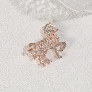 Elegante spilla a forma di cavallo in oro rosa con diamanti e dettagli del retro della spilla