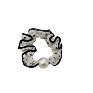 Coletero floral blanco de estilo coreano con borde negro y una elegante perla artificial