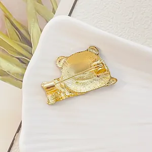 Broche panda dorée montrant le dos en alliage de haute qualité avec fermoir sécurisé