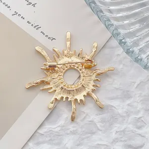 Eleganter goldener Sonnenstrahl-Brosche Pin für Anzüge und Mäntel im Blumendesign