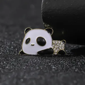 Broche panda mignonne en émail noir et blanc avec strass étincelants sur base dorée