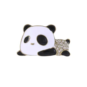 Broche panda mignonne en émail noir et blanc avec zircons brillants sur base en alliage doré