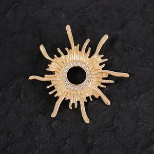 Eleganter goldener Sonnenstrahl-Brosche aus Legierung mit funkelnden Strasssteinen
