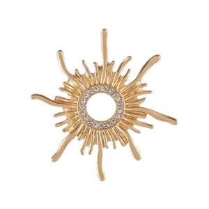 Elegante goldene Sonnenbrosche mit Kristall-Pavé und hohler Mitte für Anzüge