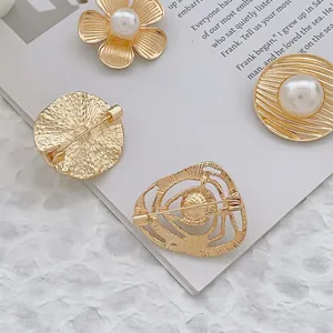 Ensemble de broches élégantes en perles dorées aux motifs floraux sur un magazine