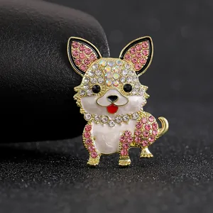 Spilla a forma di cucciolo con strass scintillanti e smalto bianco su base dorata