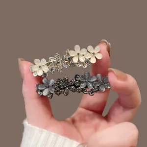 Barrettes à fleurs élégantes avec pierres œil-de-chat et strass sur une base en métal chic