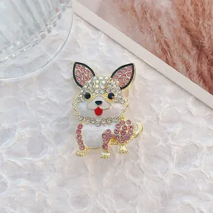 Spilla a forma di cane in smalto bianco e strass scintillanti su lega dorata di qualità