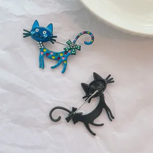 Broches chat de dessin animé en émail bleu et alliage noir sur un plat décoratif
