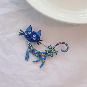Broche chat en émail bleu avec motifs de cœurs colorés et détails en perles