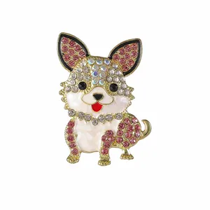 Graziosa spilla a forma di cane in lega dorata con strass rosa e dettagli in smalto