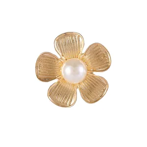 Élégante broche fleur dorée avec perle centrale et pétales métalliques texturés