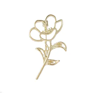 Élégante broche fleur de rose dorée creuse pour costume de femme avec finition polie